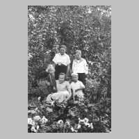 112-0015 Persians Kinder mit Lisbeth Ratke und Ursula Lange im Obstgarten.jpg